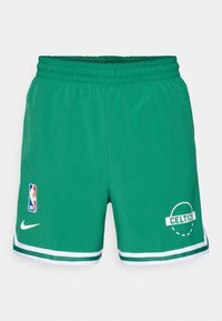 Grønne basketballshorts lavet af letvægtsstof. Har elastisk talje, hvide striber ved kanten, NBA-logo og "CELTICS" grafisk tryk.