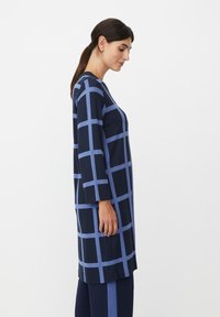 Sweter kardigan do kolan w kolorze granatowym z jasnoniebieskim wzorem w kratę, długie rękawy, okrągły dekolt i prosty krój. Miękka faktura i minimalne detale.