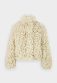 Chaqueta de piel sintética color marfil con un alto cuello, forma cuadrada, superficie texturizada y mangas largas. Presenta una apariencia suave y esponjosa.