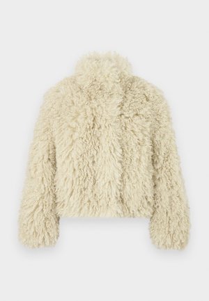 Krémový kabát z umelého kožúška s vysokým golierom, hranatým strihom, textúrovaným povrchom a dlhými rukávmi. Má príjemný, nadýchaný vzhľad.