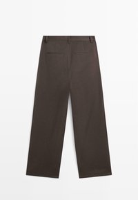 Dunkelbraune, gerade geschnittene Hose mit zwei aufgesetzten Gesäßtaschen und Gürtelschlaufen, flach von hinten auf weißem Hintergrund präsentiert.