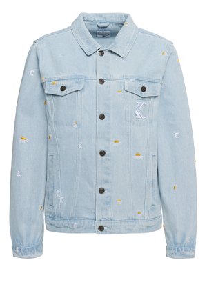Veste en jean bleu clair avec fermeture à boutons, poches sur la poitrine et petites marguerites blanches et jaunes brodées sur l’ensemble du tissu.