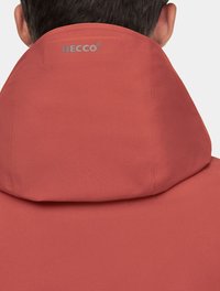 Czerwona kurtka z kapturem o gładkiej fakturze. Posiada markowe logo przy kołnierzu. Prosty, nowoczesny design z bezszwową konstrukcją.