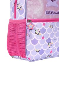 Rucksack-Ecke mit lila und pinkem Schuppenmuster, rosa Netz-Seitentasche, sternförigem Reißverschlussanhänger und "Die kleine Meerjungfrau"-Text.
