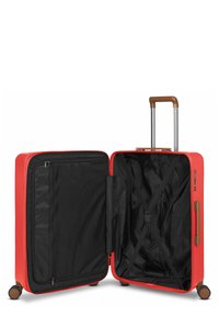 Maleta roja con un exterior de material rígido, asa retráctil marrón y cuatro ruedas. El interior cuenta con un forro de tela negra y correas cruzadas.