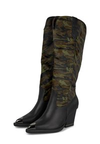 Botas de tobillo de cuero negro con una parte superior de tela de camuflaje en verde y marrón. Presentan puntas afiladas con puntas metálicas y un tacón de cuña.