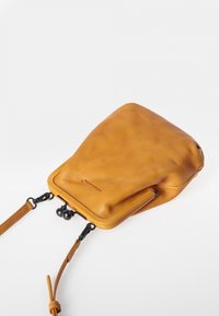 Aunts & Uncles MRS SUGAR POP - Umhängetasche - satin brass