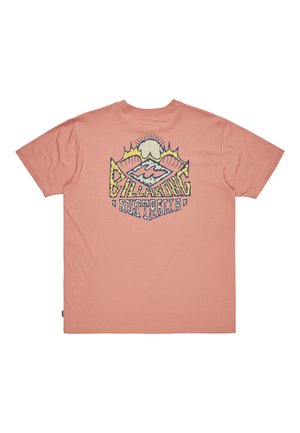 Kortermet korall t-skjorte med et fargerikt grafisk design på baksiden med bølger og teksten "Billabong Australia."