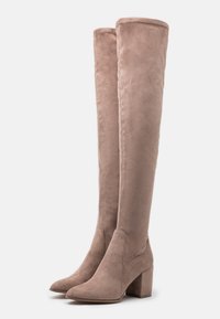 Botas de ante taupe hasta la rodilla con un tacón grueso, textura suave, punta afilada y diseño sin costuras.