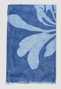 Écharpe à motif floral bleu en tissu léger, présentant des nuances de bleu avec une texture subtile et des bords effilochés. Étiquette de la marque visible.
