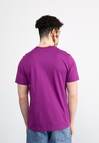 Nike Sportswear CLUB TEE - Základné tričko - viotech