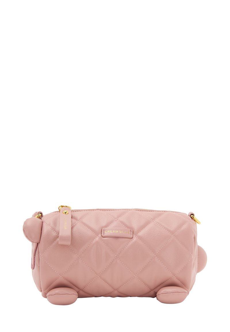 Borsa in finta pelle rosa trapuntata con estremità arrotondate, accessori in oro e un piccolo cartellino del marchio. Texture liscia con un aspetto morbido.