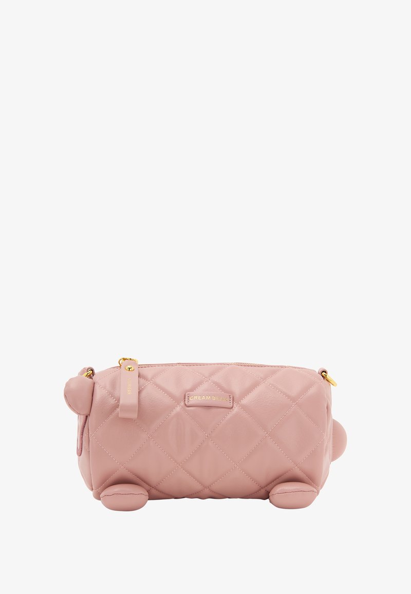 Borsa in finta pelle rosa trapuntata con estremità arrotondate, accessori in oro e un piccolo cartellino del marchio. Texture liscia con un aspetto morbido.
