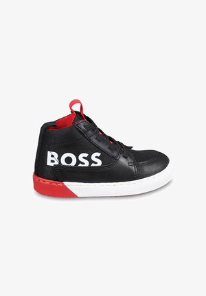 Sort og rød højtop-sneaker med hvid sål, "BOSS"-logo på siden, sorte snørebånd og rød indvendig foring.