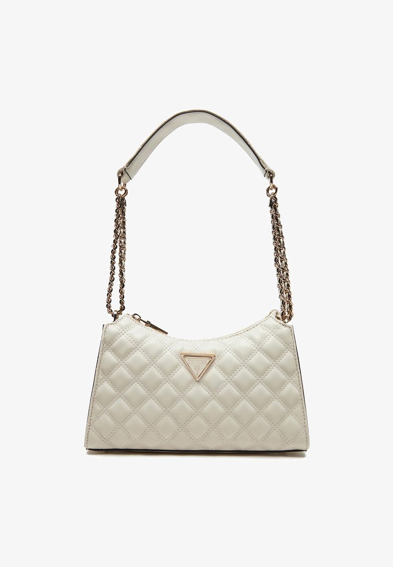 Borsa a mano bianca trapuntata con silhouette curvata, tracolla in catena dorata e placchetta con logo sul fronte. Chiusura con zip nella parte superiore.