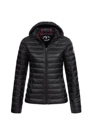 Giubbotto in piuma nero con zip, cappuccio e fodera rossa. Presenta un design a righe orizzontali e una toppa con logo sulla manica sinistra.