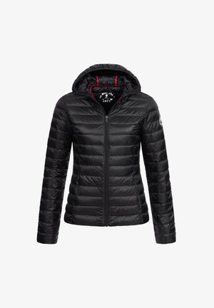 Veste en duvet noire avec fermeture éclair, capuche et doublure rouge. Présente un design matelassé horizontal et un patch logo sur la manche gauche.