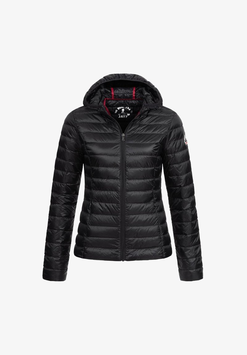 Schwarze Pufferjacke mit Reißverschluss, Kapuze und rotem Innenfutter. Verfügt über ein horizontales Steppmuster und ein Logopatch am linken Ärmel.