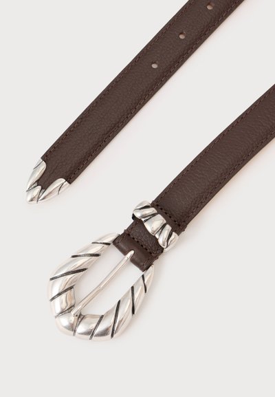 Ceinture en cuir marron foncé avec boucle, embout et passant torsadés en argent texturé sur fond blanc.