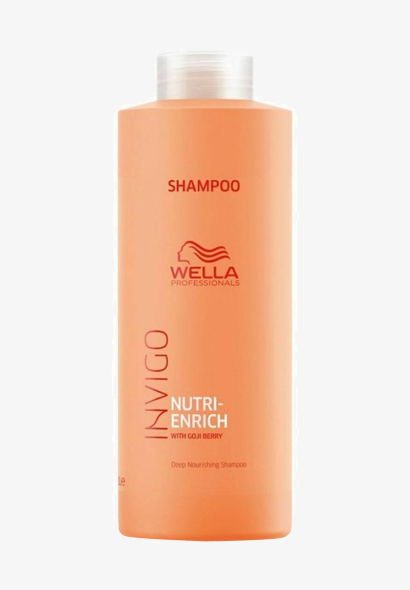 Oranje plastic shampoofles met een witte flip-top dop, met rode tekst voor "Wella Professionals," "INVIGO," en "NUTRI-ENRICH."