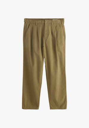 Pantaloni color kaki realizzati in tessuto strutturato, con pieghe sul davanti, tasche laterali e chiusura con bottone in vita.