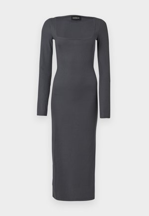 Vestido justo de mangas longas em tecido canelado cinza escuro. Apresenta um decote quadrado e comprimento midi, com textura suave e sem padrões visíveis.