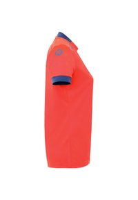 Polo rosso con colletto e maniche a contrasto blu navy, realizzato in materiale traspirante con un dettaglio logo sulla spalla sinistra.