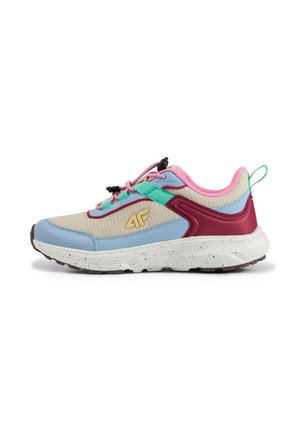 Wielokolorowy sportowy sneaker z beżową siateczką, niebieskimi i różowymi akcentami, zielonym paskiem i białą, nakrapianą podeszwą, widok z boku.