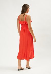 INFLUENCER FLOUNCED  - Vestido informal - lobster