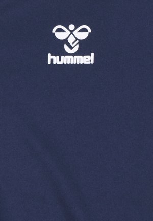 Camiseta oscura de color navy fabricada con un tejido suave de textura lisa; presenta un logo blanco de Hummel y un diseño minimalista.
