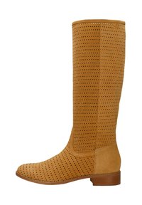 Kawowy, zamszowy botek do kolan z małymi perforacjami, niskim drewnianym obcasem i zaokrąglonym noskiem, pokazany z boku na białym tle.