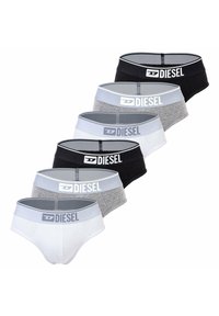 Fünf Paar Herren-Slips in Schwarz, Grau, Hellgrau und Weiß. Jeder verfügt über einen breiten elastischen Bund mit dem "DIESEL"-Logo.