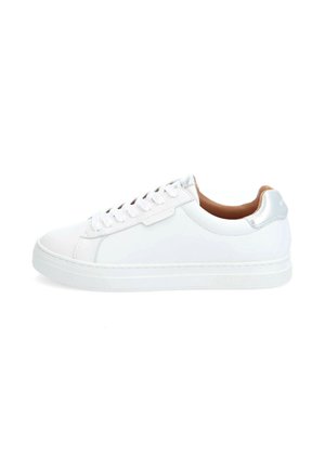 Baskets blanches en cuir avec une texture lisse, bout arrondi et un subtil accent argenté au niveau du talon. Lacées avec des lacets blancs.