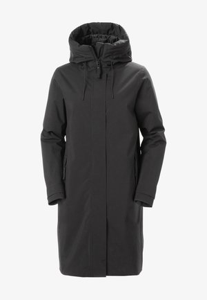 Parka negra con capucha, que cuenta con un cierre frontal, cordón ajustable y bolsillos laterales. Textura suave y diseño de corte recto.