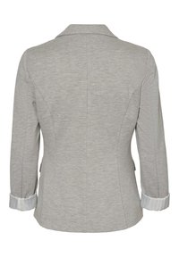 Blazer grigio con un design strutturato, caratterizzato da un colletto a punta, silhouette aderente e maniche arrotolate con polsini bianchi. Tessuto dalla consistenza liscia.