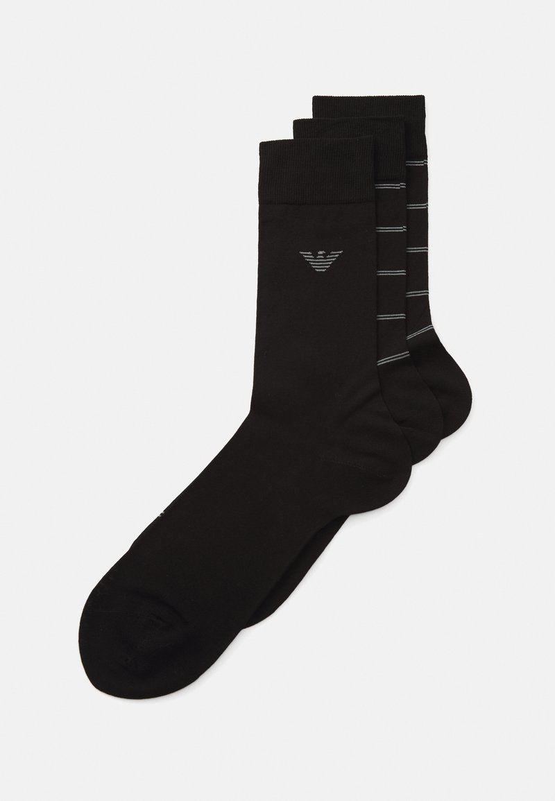 Sada čiernych bavlnených ponožiek, zahŕňa tri páry: jedny jednofarebné čierne, jedny s tenkými bielymi pruhmi a jeden s emblémom na jednej ponožke, hladká textura.