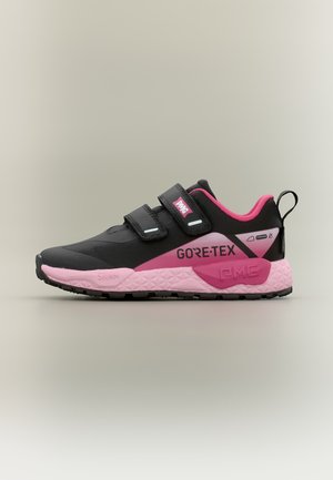 Zwart-roze sportschoen met GORE-TEX-logo, twee klittenbandsluitingen, stevige zool en roze binnenvoering op een effen achtergrond.