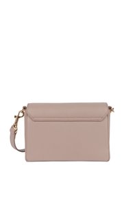 Borsa in pelle di colore rosa chiaro, forma rettangolare con chiusura a pattina, dettagli in metallo dorato e tracolla rimovibile.