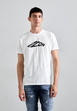 Weißes Baumwoll-T-Shirt mit schwarzem grafischem Text „DSQUARED2 ICON“ auf der Brust; kurze Ärmel, Rundhalsausschnitt und lockere Passform. Wird mit zerrissenen Jeans getragen.