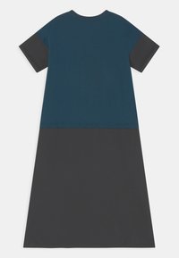 Vestido t-shirt com uma parte superior em verde-azulado e uma parte inferior em cinza escuro, mangas curtas, decote redondo e textura de tecido suave.