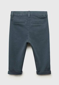 Šedé bavlněné kalhoty s rovnými nohavicemi, vybavené dvěma zadními kapsami, šitými detaily a ohrnutými manžetami.