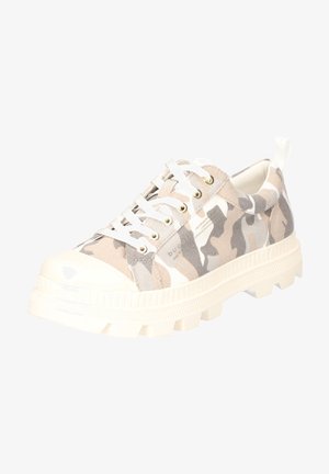 Zapatillas de lona con estampado de camuflaje en beige y gris, con cordones blancos y suela de goma con acentos texturizados y una puntera reforzada.