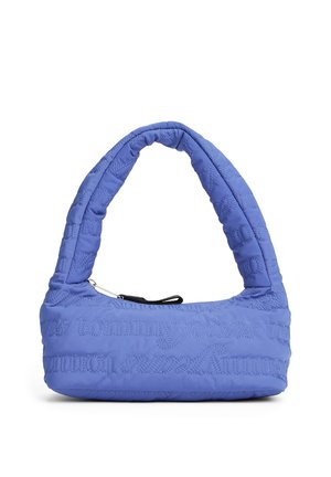 Petit sac à main bleu matelassé avec une poignée épaisse et un motif de logo "tommy jeans" cousu en répétition, avec fermeture éclair sur le dessus.