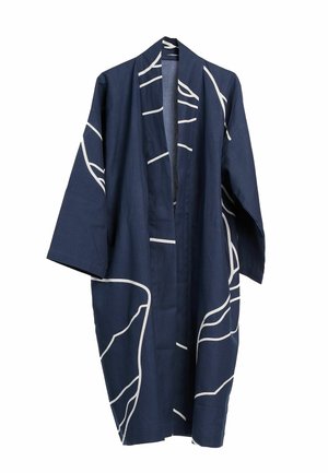 Tengerészkék, kimonó stílusú köntös széles ujjal, absztrakt fehér vonal mintákkal és nyitott elülső gallérral.
