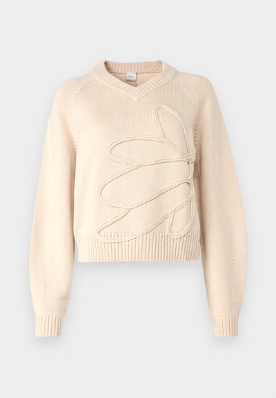 Pull en tricot beige avec un col en V, un ourlet côtelé et un motif abstrait brodé sur le devant. Texture douce et longueur courte.