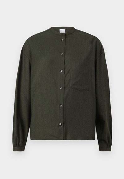Cămașă butonată verde închis, cu guler chinezesc, mâneci lungi, buzunar pe piept și țesătură netedă, texturată.