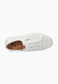 Baskets en cuir perforé blanc avec bout rond, lacets plats et semelle en caoutchouc texturée. Présente des accents rayés rouge, blanc et bleu.