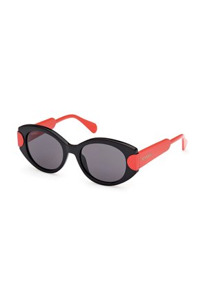 Zonnebril met een zwart frame, cat-eye vorm, grijze glazen en rode rubberen accenten op de pootjes. Duidelijke details op de armen.