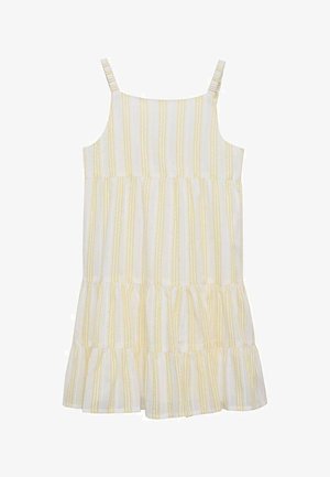 Robe d'été blanche sans manches avec des rayures verticales jaune clair et un ourlet à volants à étages, dotée de fines bretelles.