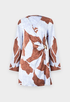 Φόρεμα τύπου wrap με μακριά μανίκια, σε μπλε και καφέ αποχρώσεις με αφηρημένο λουλουδάτο μοτίβο και λεπτομέρεια δέσιμου στο πλάι με χρυσή αγκράφα.